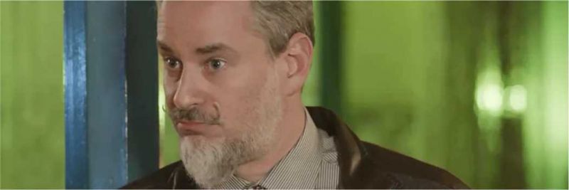Eurico (Dan Stulbach) aceita jantar com Valentina (Lilia Cabral), mas diz que precisa sair cedo por conta de compromisso 