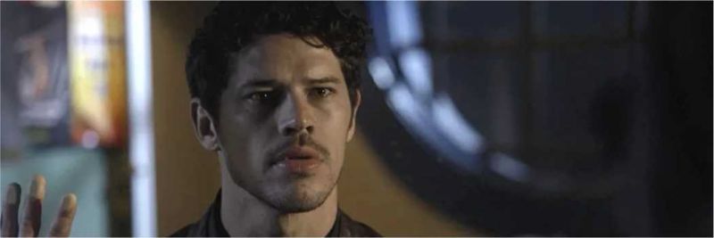 Junior (José Loreto) fica diante do encapuzado misterioso, na novela 'O Sétimo Guardião' 