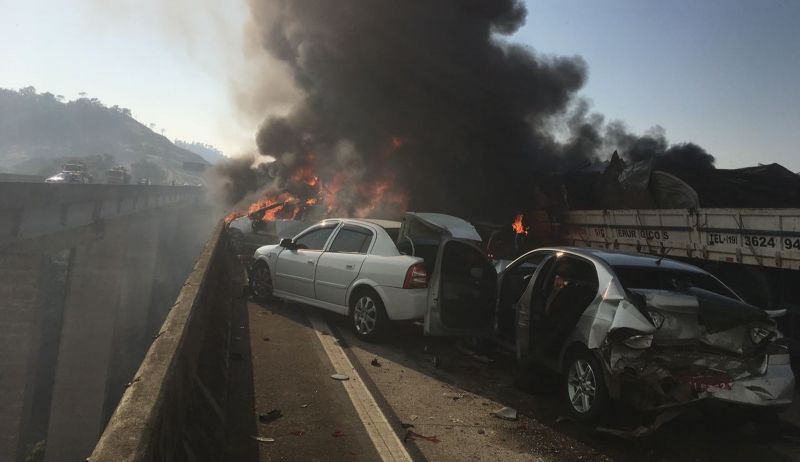 Acidente com 36 veículos provoca incêndio e mortes na Carvalho Pinto em Jacareí