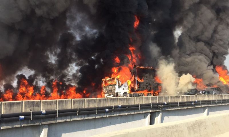 Acidente com 36 veículos provoca incêndio e mortes na Carvalho Pinto em Jacareí