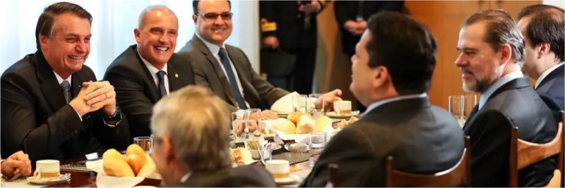 O presidente Jair Bolsonaro em frente ao presidente do Senado, Davi Alcolumbre (DEM-AP), durante café da manhã com presidentes de poderes no Palácio da Alvorada — Foto: Marcos Corrêa/Presidência da República