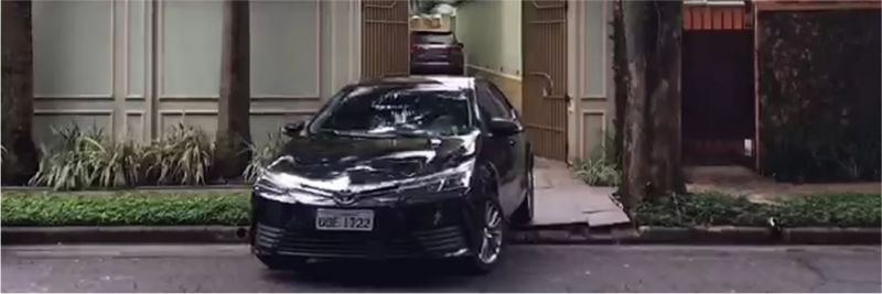 Carro deixa a casa do ex-presidente Michel Temer, em São Paulo — Foto: Gessyca Rocha/G1