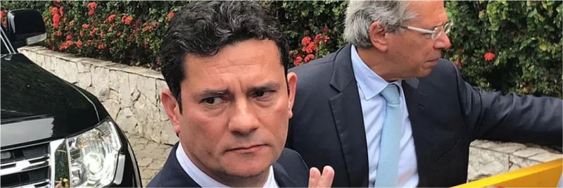 Sérgio Moro, ao lado de Paulo Guedes, deixando a casa de Jair Bolsonaro, no Rio, quando aceitou o convite para ser ministro da Justiça