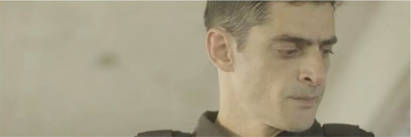 Marco Rodrigo (Julio Machado) pede para policiais isolarem a área do crime, na novela 'Malhação - Toda Forma de Amar' — Foto: Globo