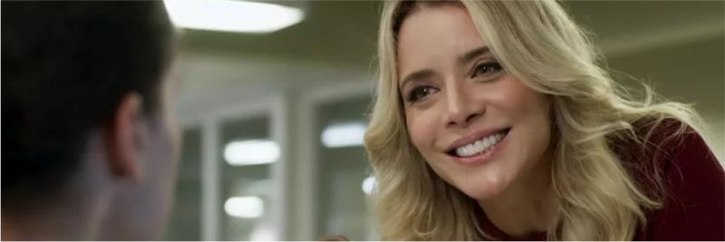 Karina (Christine Fernandes) ameaça a secretária do hospital — Foto: TV GLOBO