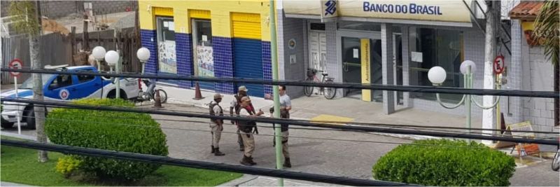 Criminosos tentaram assaltar unidade do Banco do Brasil em Muritiba — Foto: Fabio Santos/Site Voz da Bahia