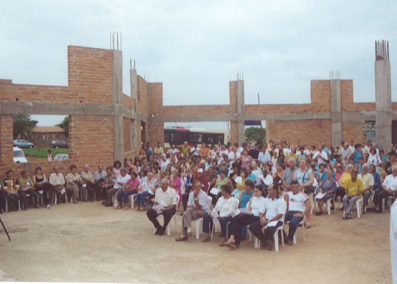 Depois de 09 anos do início das obras o Bispo Dom João Bosco Óliver de Faria, celebra primeira missa em louvor a Nossa Senhora da cabeça no santuário, ainda em construção, com Monsenhor Calimério, concelebrando.