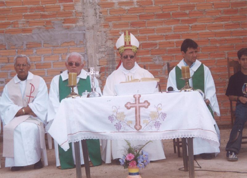 Depois de 09 anos do início das obras o Bispo Dom João Bosco Óliver de Faria, celebra primeira missa em louvor a Nossa Senhora da cabeça no santuário, ainda em construção, com Monsenhor Calimério, concelebrando.