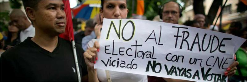 Mulher carrega um cartaz com a mensagem ‘Não à fraude eleitoral com um Conselho Eleitoral Nacional viciado. Não vote’ durante protesto contra as eleições presidenciais em Caracas, na Venezuela, em 16 de maio de 2018