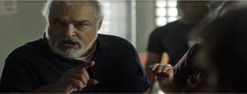 Agenor joga toda a sua fúria para cima da policial 