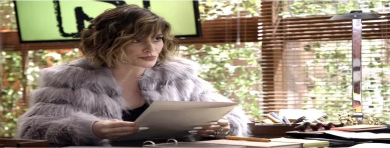Betina recebe o documento da efetivação de sua rival e fica descontrolada