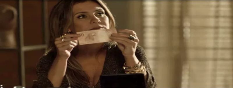 A cafetina não entende quando recebe uma nota de dez reais