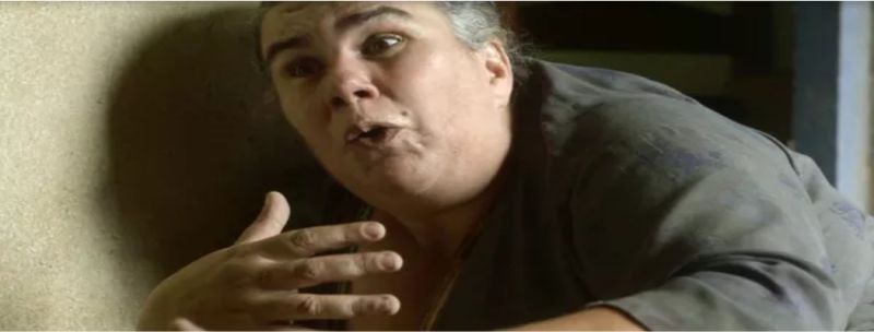 Januária é ameaçada e acaba contando o maior segredo de Karola e Laureta
