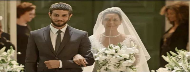 Sem imaginar o que está acontecendo, Cacau entra na igreja ao lado de Ícaro