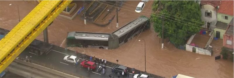 Ônibus ilhado em meio a alagamento em SP — Foto: Reprodução/TV Globo