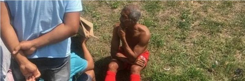 Romário aguarda em acostamento na Barra após acidente — Foto: Reprodução/Twitter