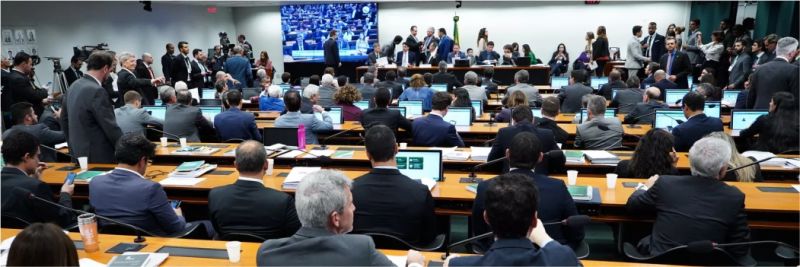 Deputados reunidos na comissão especial da reforma da Previdência na noite desta quarta-feira (3); sessão terminou durante a madrugada — Foto: Pablo Valadares/Câmara dos Deputados