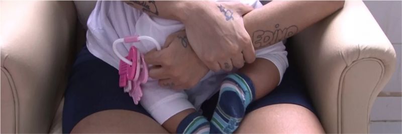 Bebê dentro da Unidade Materno-Infantil, em Bangu, na Zona Oeste do Rio