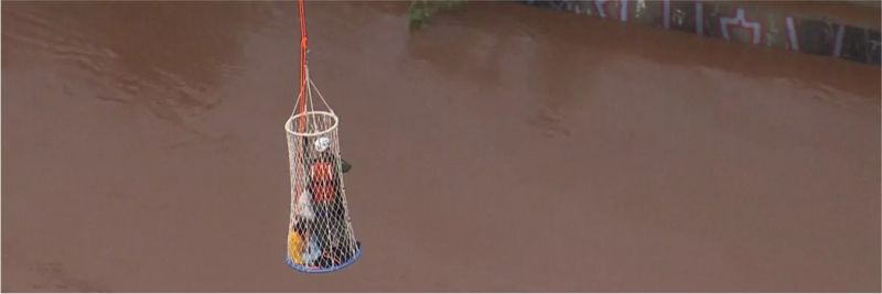 Bombeiros resgatam mulher e crianças que estavam ilhados em alagamento em São Caetano do Sul — Foto: Reprodução TV Globo