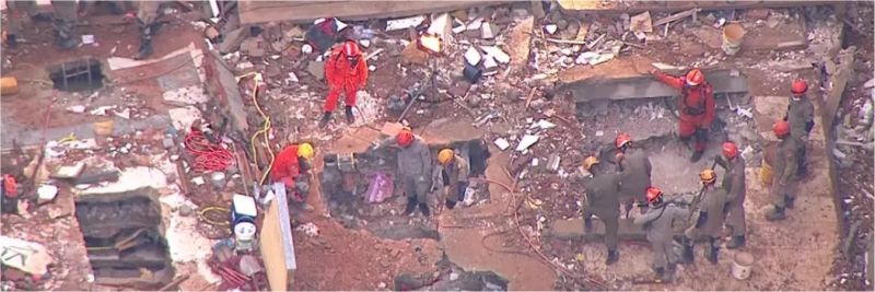 Bombeiros trabalham na comunidade da Muzema, na Zona Oeste do Rio, pelo quarto dia — Foto: Reprodução/ TV Globo