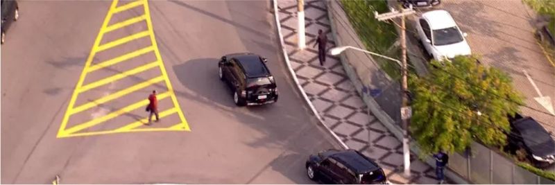 Comboio para transferir Temer da PF para o CP Choque — Foto: Reprodução/GloboNews