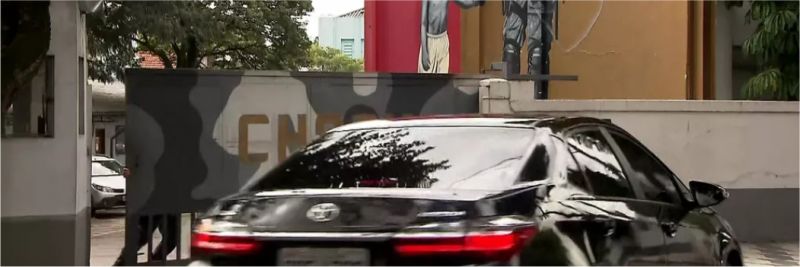 Carro da defesa de Michel Temer chega ao Comando de Policiamento de Choque de São Paulo — Foto: GloboNews/Reprodução