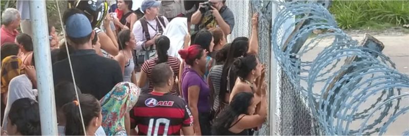 Familiares de presos protestam na entrada de presídios de Manaus — Foto: Ive Rylo/G1 Amazonas