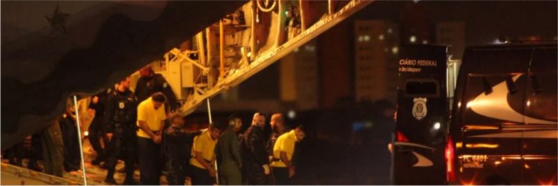 Transferência de 17 presos de Manaus para Mossoró foi concluída na noite desta quinta (30). — Foto: Marcelino Neto/O Câmera