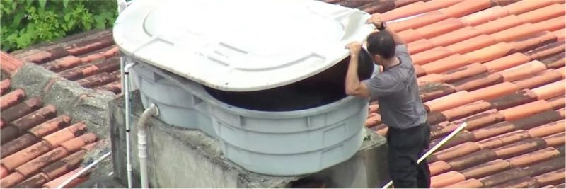 Agente vasculha caixa d'água na casa de Ronnie Lessa, na Barra — Foto: Reprodução/TV Globo