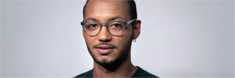 O baiano Joely Nunes, de 23 anos, começou a se questionar sobre a sua raça quando sofreu episódios de racismo ao se mudar para a cidade de São Paulo — Foto: Marcelo Brandt/G1