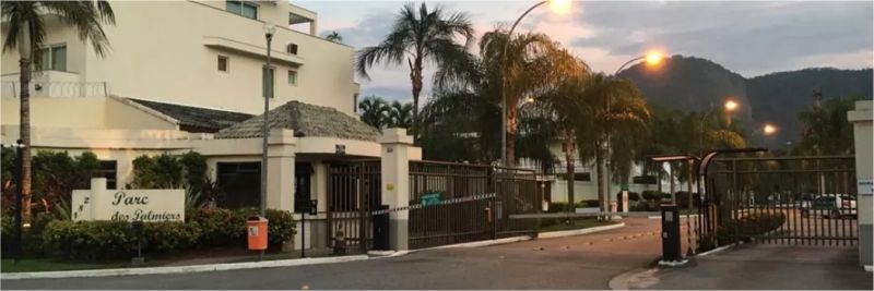 Condomínio no Recreio onde a polícia tenta cumprir mandados de busca e apreensão no caso Marielle — Foto: Marcelo Elizardo / TV Globo