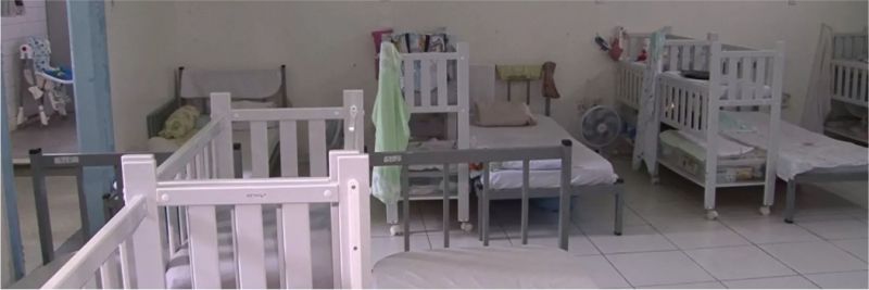 Berçário na Unidade Materno Infantil. Camas das mães ficam ao lado dos berços dos filhos 