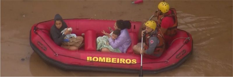 Criança é resgatada por bombeiros por bote em alagamento em São Paulo — Foto: Reprodução/TV Globo