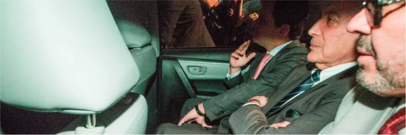 arro transportando o ex-presidente da República Michel Temer (PMDB) deixa sua residência no bairro de Pinheiros e segue para a sede da Polícia Federal — Foto: Tiago Queiroz/Estadão Conteúdo