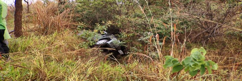 Pai, mãe e um filho morreram no local do acidente em Araguari; outro filho de seis anos sobreviveu e pediu ajuda 