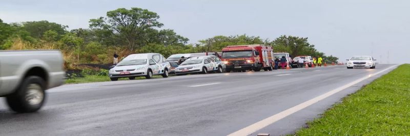 Carro da família foi encontrado caído em uma vala depois que uma criança sobrevivente foi para o acostamento e pediu ajuda 