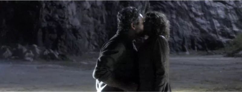 Pedro e Cássia se beijam