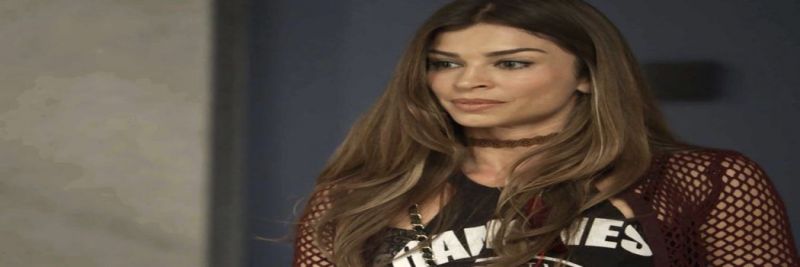 A filha de Sophia fica satisfeita ao ver a cunhada tomar todo o suco