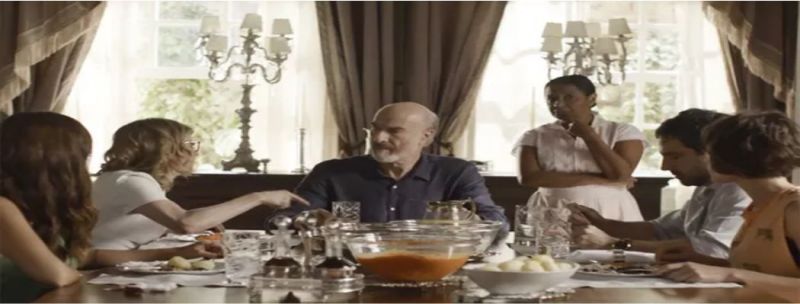 Ela solta o verbo durante o almoço da família
