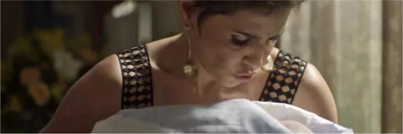 Karola segura o filho de Rosa e o chama de 'Ruruzinho' 