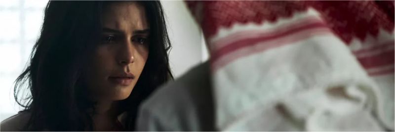 Em 'Órfãos da Terra', Laila (Julia Dalavia) procura Aziz (Herson Capri) e diz que aceita casar, caso ele pague o tratamento de seu irmão — Foto: Reprodução/TV Globo