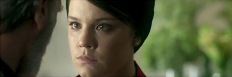 Dalila (Alice Wegmann) enfrenta o pai para proteger a vida de Soraia (Letícia Sabatella) — Foto: Reprodução/TV Globo