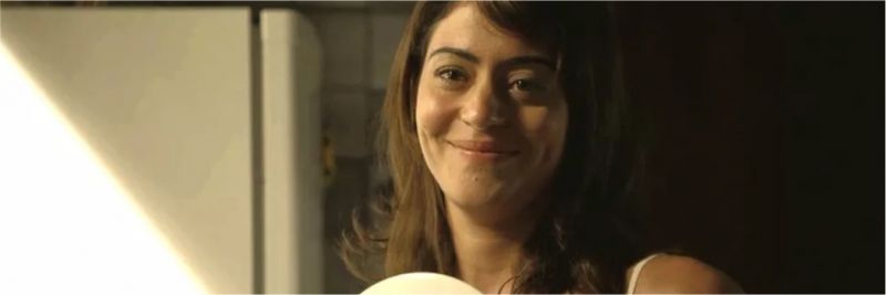Elias (Marco Ricca) tem ficado bastante confuso por causa de Helena (Carol Castro) — Foto: TV GLOBO
