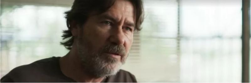 Padre Zoran (Angelo Coimbra) fica esperançoso com a visita de Basma (Alice Wegmann) — Foto: TV Globo