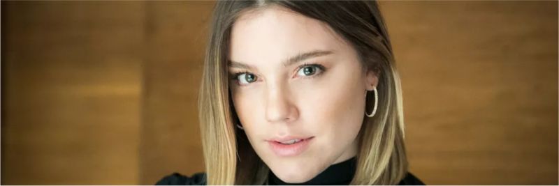 Dalila (Alice Wegmann) vai deixar Rania (Eliane Giardini) bastante emocionada em 'Órfãos da Terra' — Foto: Raquel Cunha/Globo