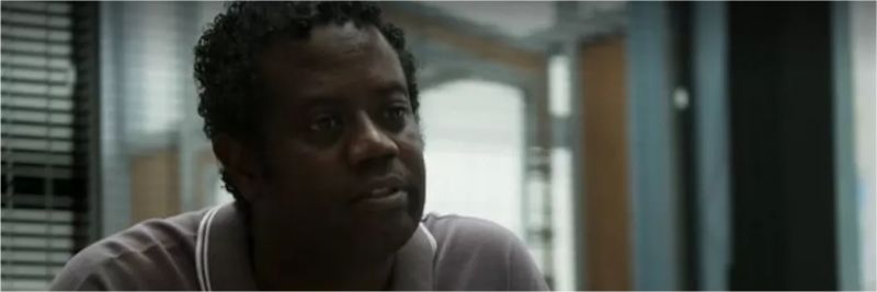 Tomás (Leandro Firmino) surpreende Cibele (Guilhermina Libanio) em passeata — Foto: TV Globo