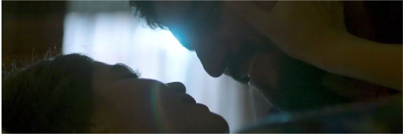 Laila (Julia Dalavia) se entregou a Jamil (Renato Góes) no navio que ia para o Brasil, em 'Órfãos da Terra' — Foto: Reprodução/TV Globo