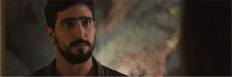 Jamil (Renato Goés) fica sem graça com o clima que surge entre ele e Dalila (Alice Wegmann) — Foto: TV Globo
