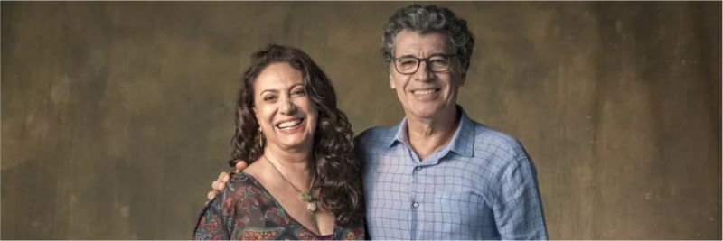 Rania (Eliane Giardini) acha que o marido está fazendo caridade de noite, quando ele está na verdade jogando no cassino de Paul (Carmo Dalla Vecchia) — Foto: Paulo Belote/Globo