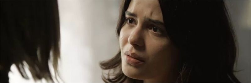 Laila (Julia Dalavia) se assusta ao ver Basma (Alice Wegmann) no quarto de Jamil (Renato Góes) — Foto: TV Globo